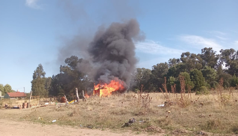 Video: Incendio y tensión en Villa del Deportista: vecinos acusan a una pareja de robos en el barrio