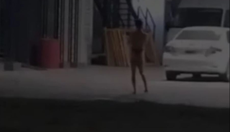 Discusión en un hotel alojamiento terminó con un hombre desnudo en la vía pública