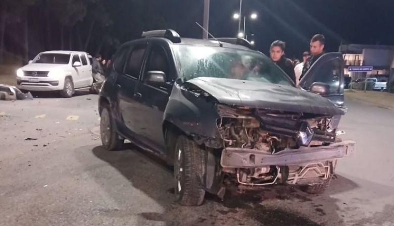 Fuerte choque entre dos camionetas en la madrugada del domingo en la zona del Parque