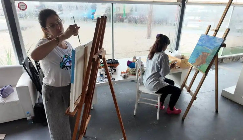 Doce artistas locales pintaron en vivo frente al mar en una nueva edición de “Miradas Portuarias”