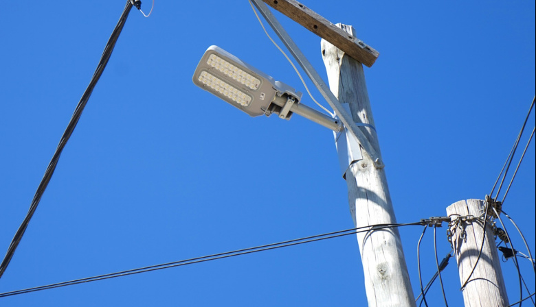 Vecinos de Quequén destacaron la colocación de luminarias LED en el Barrio Puente Colgante
