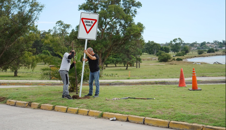Colocaron nueva señalética vial en el sector del Puente Dardo Rocha y seguirán en otros puntos clave