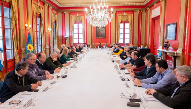 Kicillof convoca a intendentes de toda la Provincia para analizar el impacto del ajuste nacional