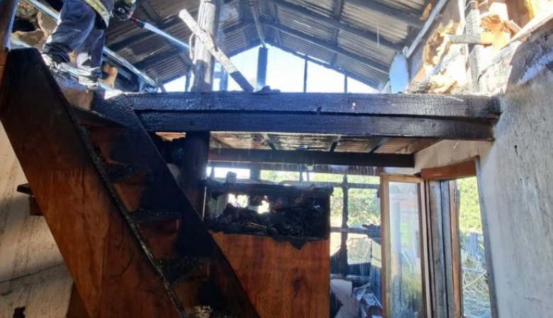 Rápido accionar evitó una tragedia: incendio en una vivienda de Quequén solo dejó daños materiales