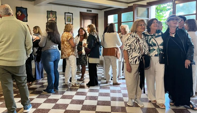 Quedó inaugurada la muestra “Ellas… Mujeres influyentes de la historia” en el Cine Teatro París