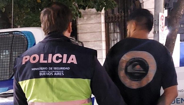 Machito violento detenido: golpeó a su pareja, rompió un vidrio y la dejó herida