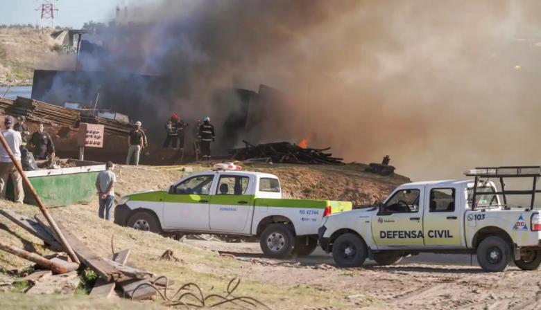 Incendio en una embarcación en Quequén terminó con un operario hospitalizado