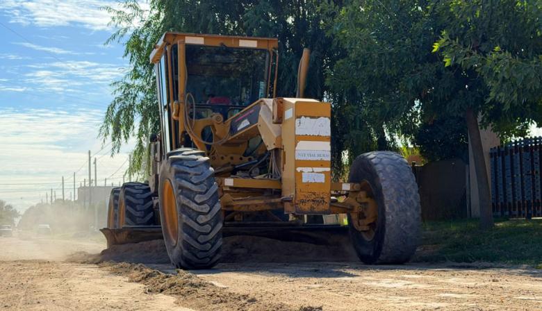 Continúan los trabajos del EMSUR para mantener las calles de tierra de Necochea y Quequén