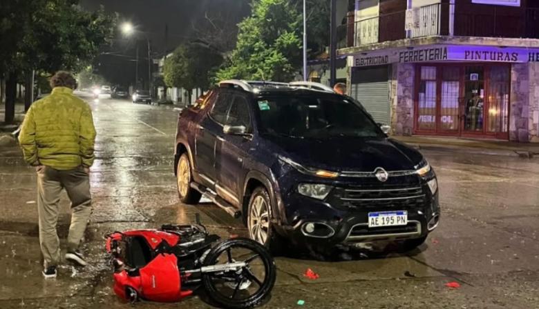 Rápido operativo tras choque entre una camioneta y una moto en Necochea