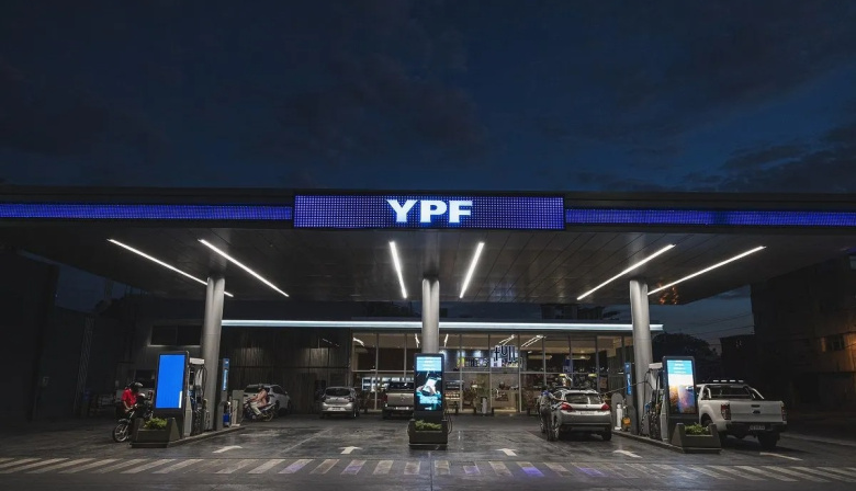 Petroleras acuerdan congelar el precio de los combustibles por 45 días para frenar las subas