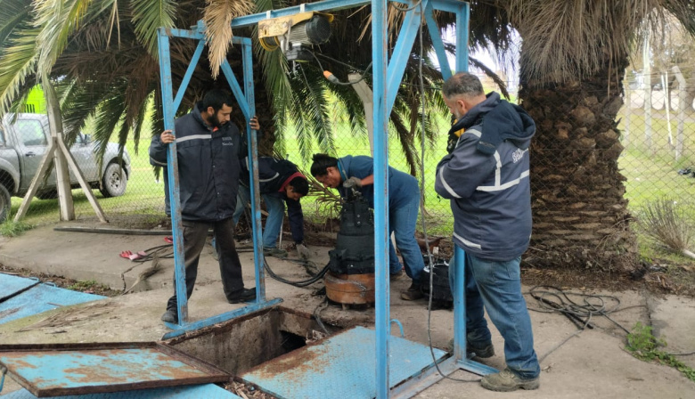 Obras Sanitarias recambió una bomba cloacal clave para el sistema sanitario de la ciudad