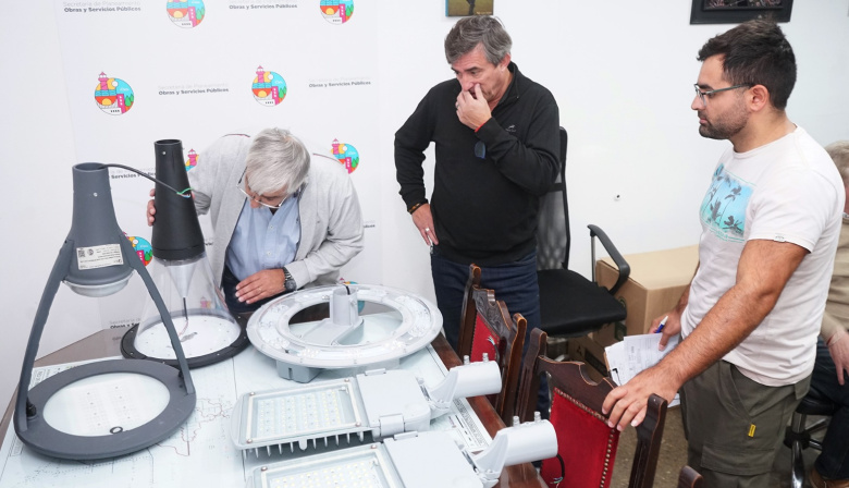 Se licitó el recambio de luminarias en Necochea-Quequén, con tres empresas en evaluación para la obra