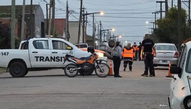 Violento vuelco en calle 57: chocó contra un auto estacionado y terminó en el hospital