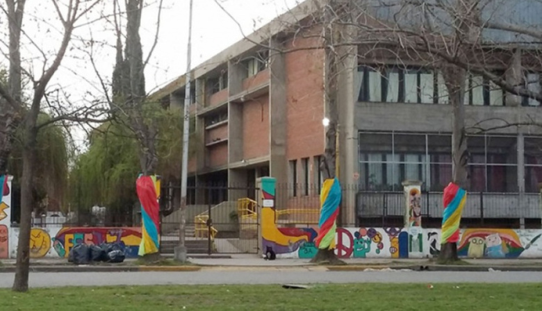 Violencia escolar en el centro: peleas entre estudiantes, tensión y presencia policial