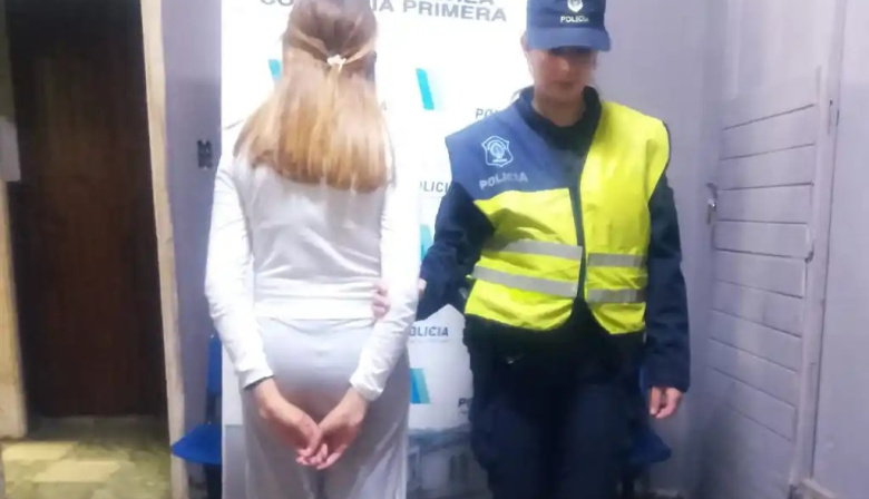 Violento episodio en una comisaría: una mujer fue aprehendida tras agredir a dos personas