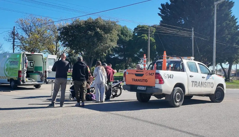 Dos accidentes en la ciudad: un auto terminó sobre la vereda y un motociclista fue hospitalizado