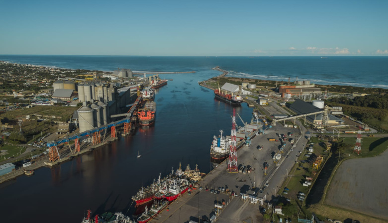 Puerto Quequén completo: con operatividad total y previsibilidad logística, los seis muelles operan en simultáneo