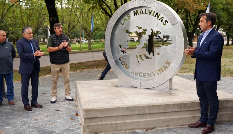 Necochea homenajeó a los héroes de Malvinas con un nuevo monumento y ofrendas florales