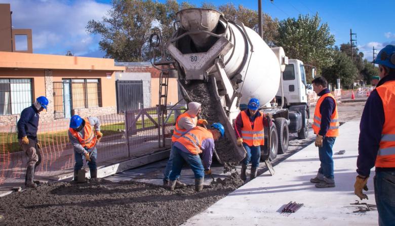 Puerto de Quequén avanza con la obra de bacheo en la Av. Almirante Brown para optimizar la logística y el tránsito urbano.