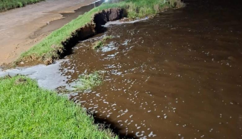 Desbordes en el Río Quequén: explican las causas y restringen el tránsito en la ribera