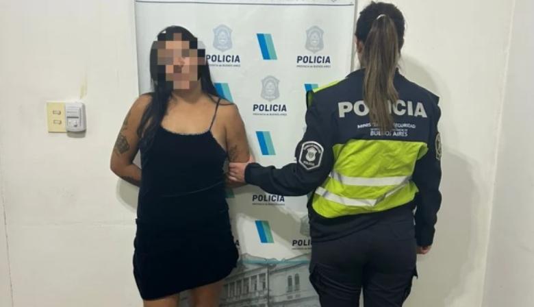 Rompió la luneta de un auto y fue aprehendida tras un operativo con cámaras de seguridad