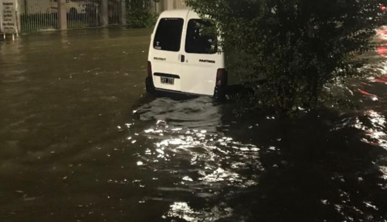 Temporal en Necochea: calles anegadas, evacuados y daños tras intensas lluvias