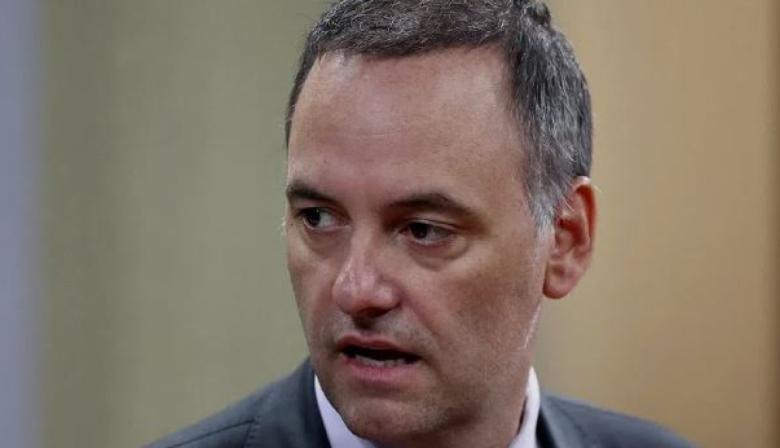 Denuncian a Manuel Adorni por presionar a un testigo y piden su detención