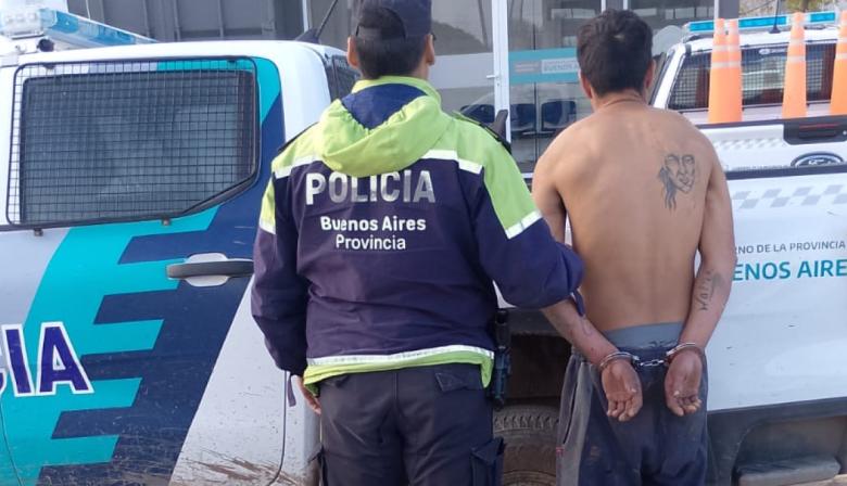 Dos aprehendidos en Quequén por distintos robos: uno huyó por los techos con una garrafa y otro cayó tras un allanamiento