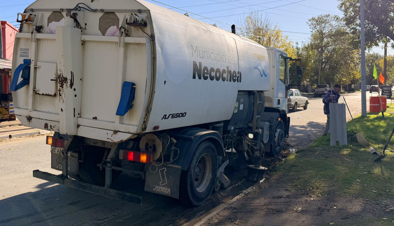 Limpieza urbana: articulan el trabajo entre barredoras y cuadrillas para mantener la ciudad en condiciones