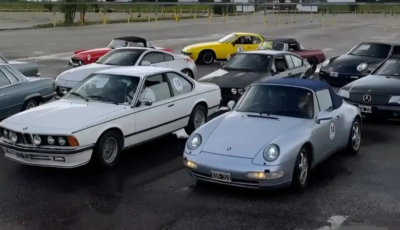 Más de 40 autos clásicos y deportivos revolucionaron Quequén con el paso de las “300 Millas Sport”