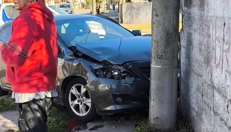 Fuerte choque entre una camioneta y un auto en la esquina de 67 y 44