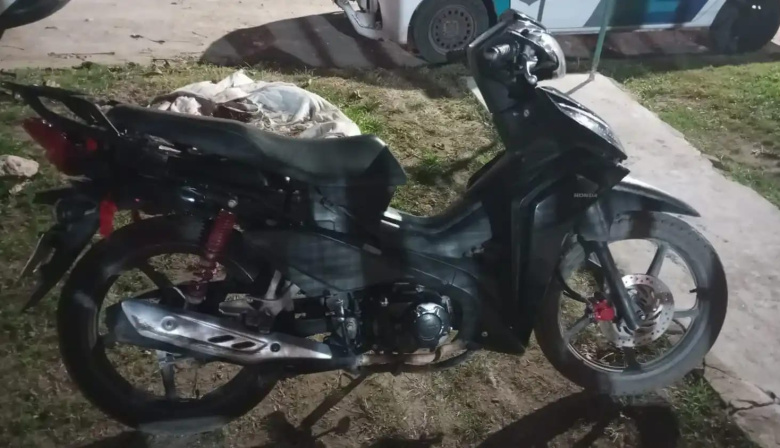 Allanamientos y operativos policiales: dos aprehendidos y una moto robada recuperada