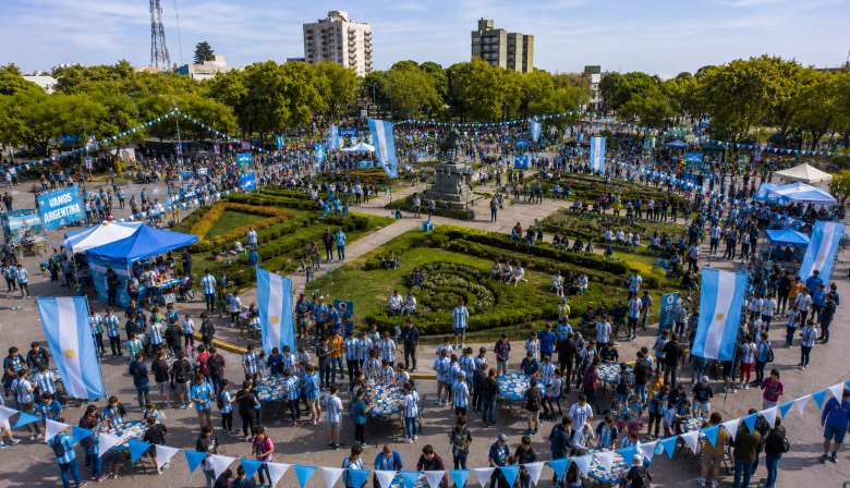 Preparan un mega intercambio de figuritas del Mundial en la Plaza Dardo Rocha