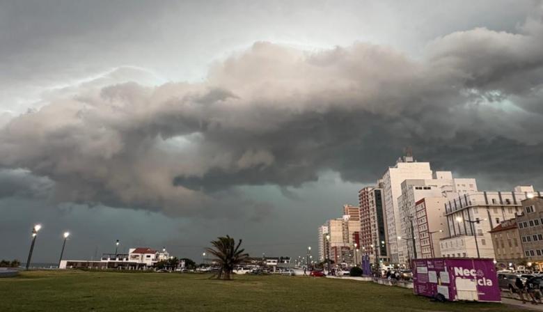 El SMN mantiene alertas por tormentas y viento fuerte en Necochea hasta el sábado