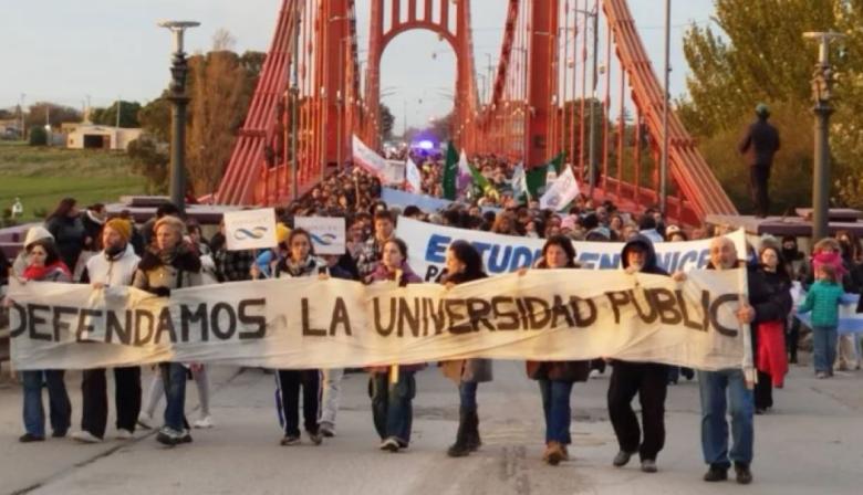 La comunidad educativa marchó en Necochea y Quequén en defensa de la universidad pública y la ciencia