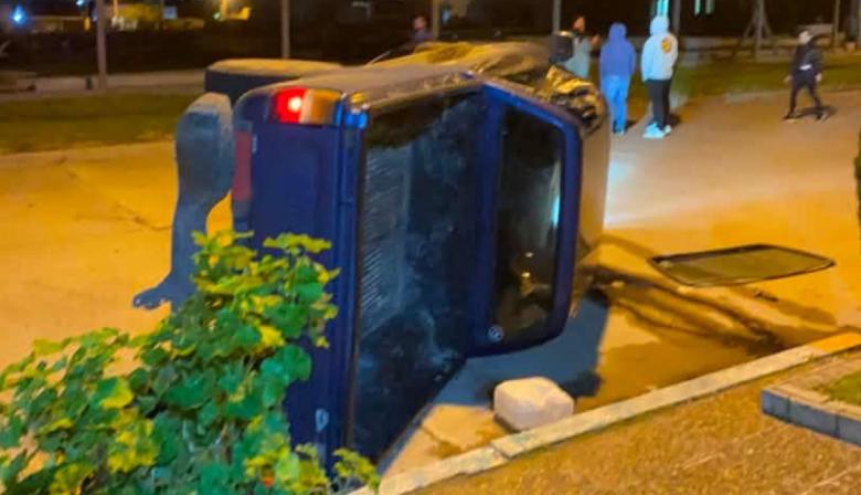 Imprudente raid terminó con una camioneta volcada en Necochea