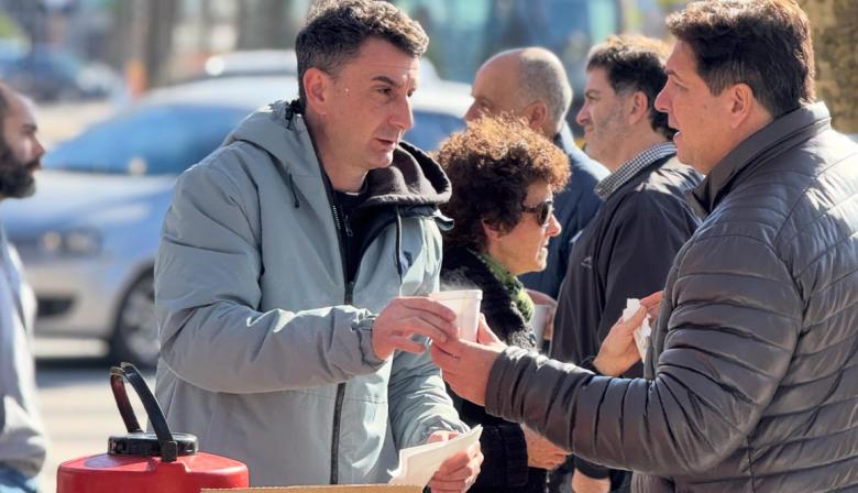 Polémica en Necochea: críticas a concejales libertarios por repartir pastelitos mientras avanza la quita de la Zona Fría