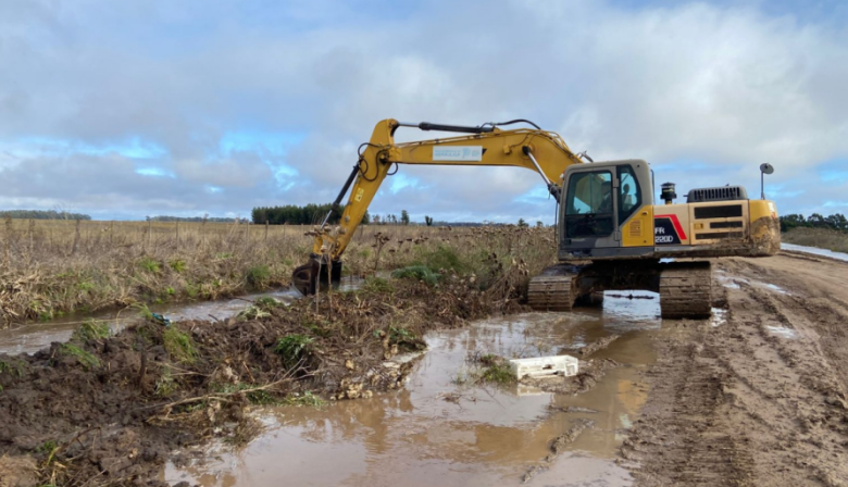 El municipio profundiza los trabajos en caminos rurales y redobla esfuerzos tras la emergencia hídrica