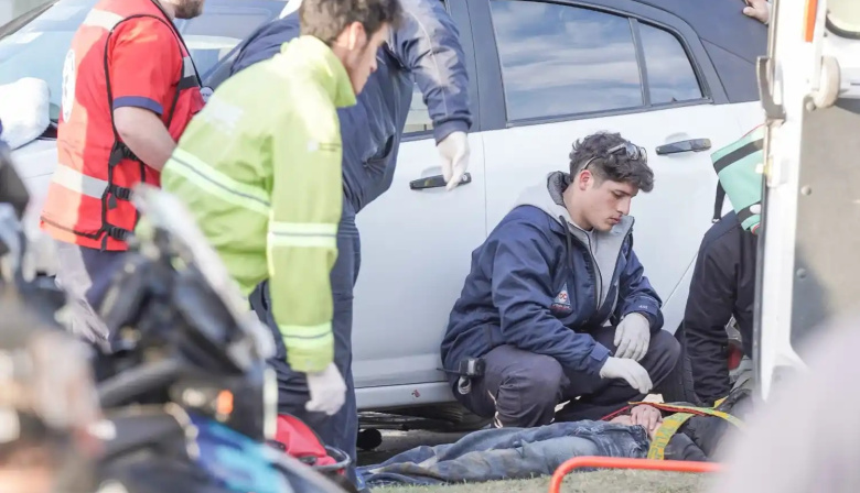 Accidente en la avenida 75: una ciclista quedó atrapada debajo de un automóvil y debió ser hospitalizada