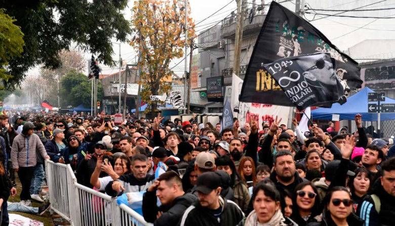 Cientos de miles de fanáticos y kilómetros de fila para despedir al Indio