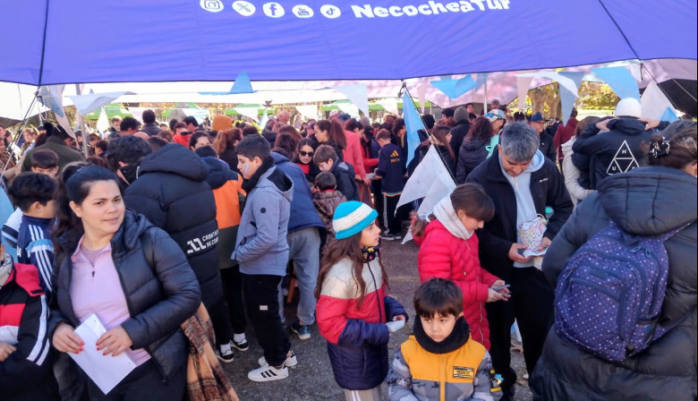 La Plaza se puso en «Modo Mundial» con un intercambio de figuritas que convocó a toda la familia
