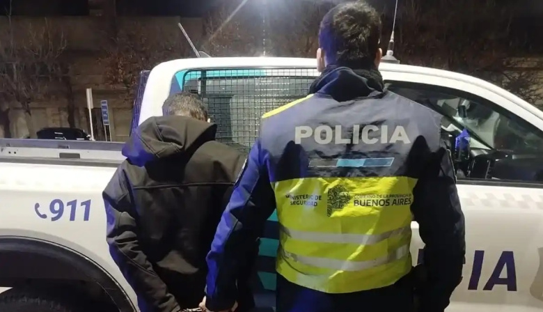 Detuvieron a un joven acusado de robar bebidas de un comercio de Avenida 75