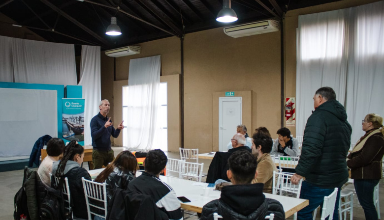 Estudiantes del Centro de Formación Laboral N° 403 conocieron el funcionamiento de Puerto Quequén