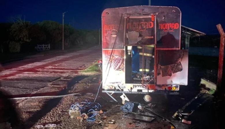 Investigan un incendio intencional que destruyó un food truck y puso en riesgo una vida de un sereno