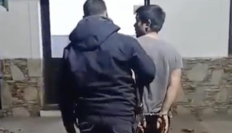 Detuvieron a un hombre acusado de atacar a su pareja delante de sus dos hijos