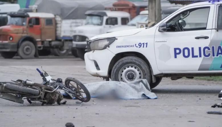 Tragedia en Quequén: un motociclista de 22 años perdió la vida tras un violento choque con un camión