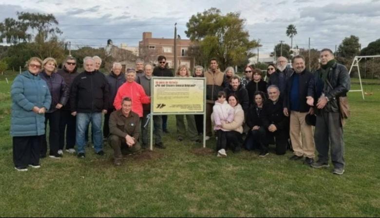 Plaza Crucero General Belgrano: inauguraron un cartel homenaje para mantener viva la memoria de los 323 caídos