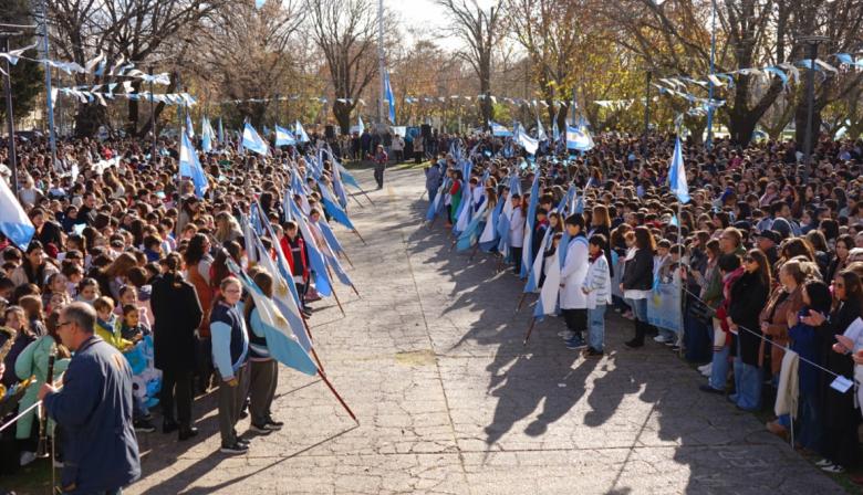Más de mil alumnos de todo el distrito declararon lealtad a la Bandera Argentina