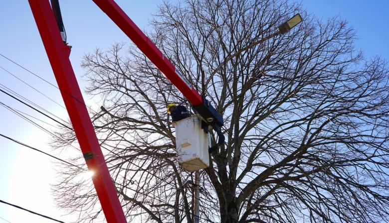 Con una importante inversión municipal, comenzó el recambio de luminarias en calles, avenidas y espacios públicos