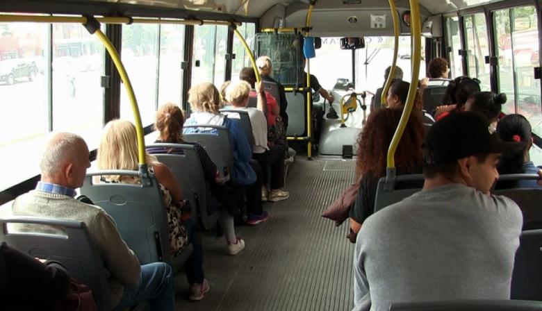 Acuerdo por el transporte: los trabajadores de los “micros verdes” pasarán a la empresa de los “azules” y el servicio se normalizará este martes